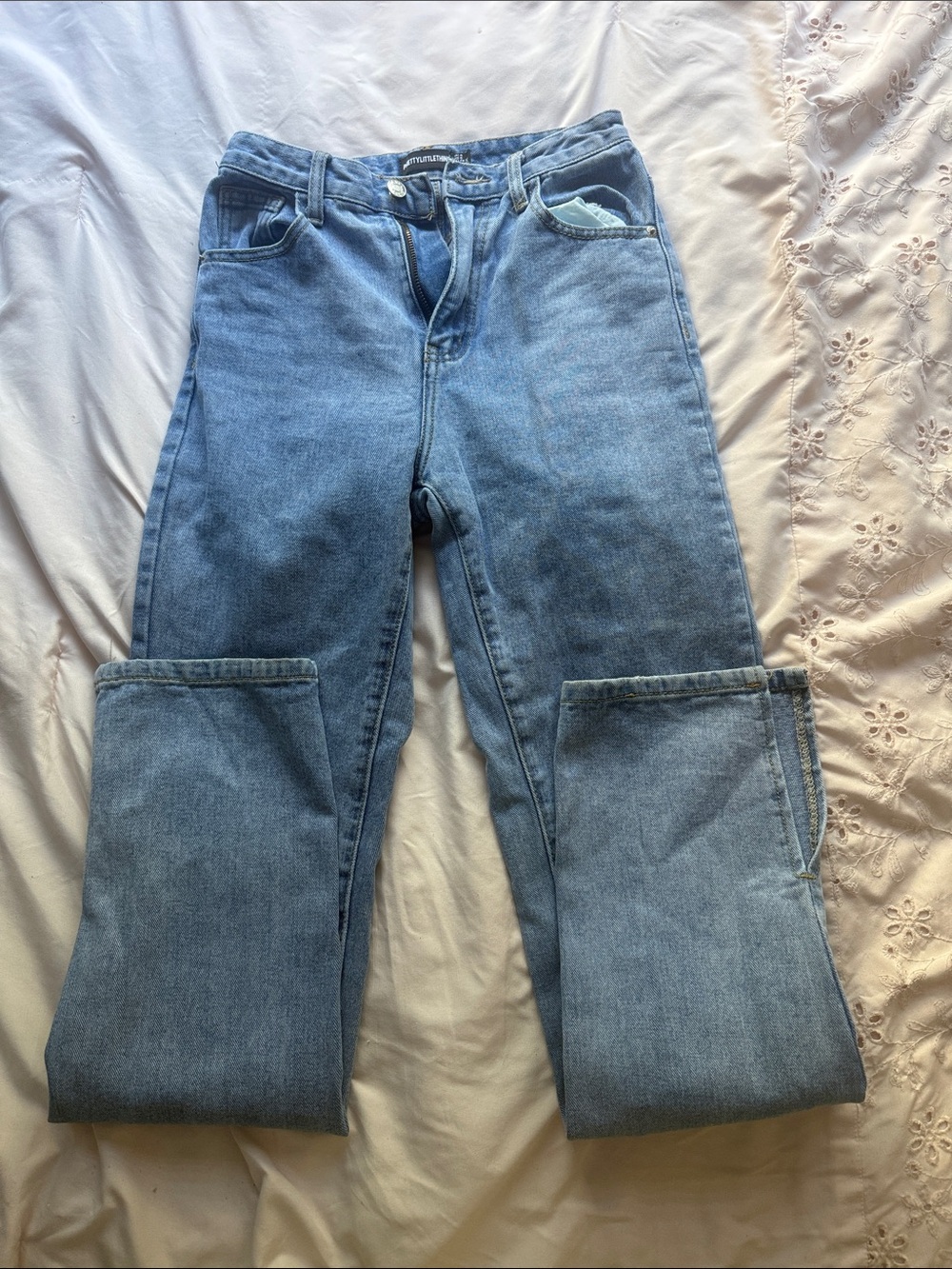 PrettyLittleThing Light Blue Straight-Leg Jeans
